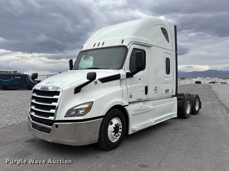 2019 Freightliner Cascadia semi truck - YA2604