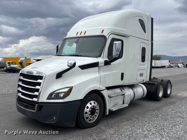 2019 Freightliner Cascadia semi truck - YA2605