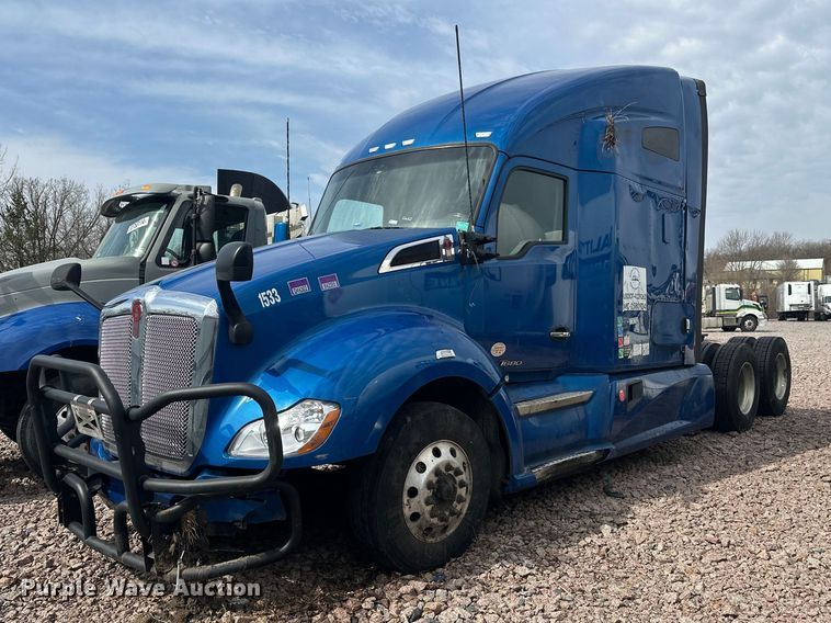 2020 Kenworth T680 semi truck - YA2743