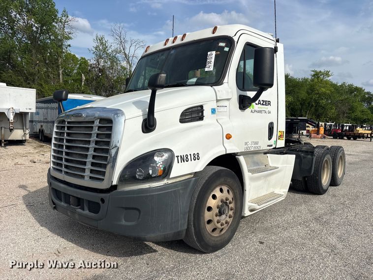 2015 Freightliner Cascadia semi truck - YA3020