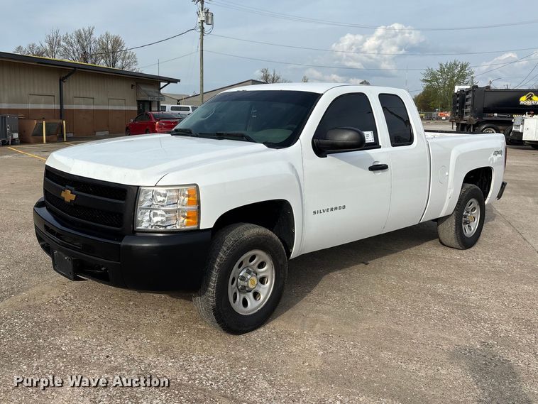 2013 Chevrolet Silverado 1500 Ext. Cab pickup truck - DT0130