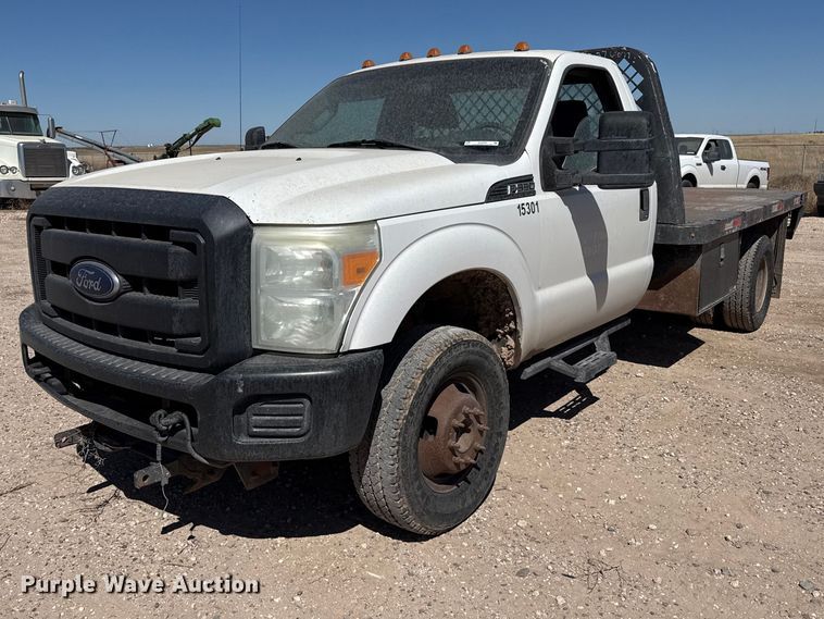 2016 Ford F350 Super Duty flatbed pickup truck - DZ5409