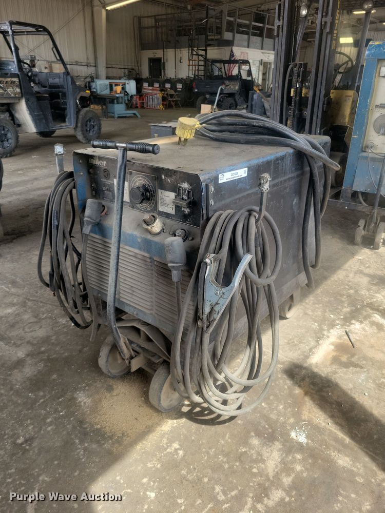 Miller SRH-303 welder - DZ7008