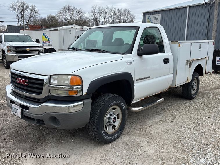 2005 GMC Sierra 2500HD utility bed pickup truck - EA4747