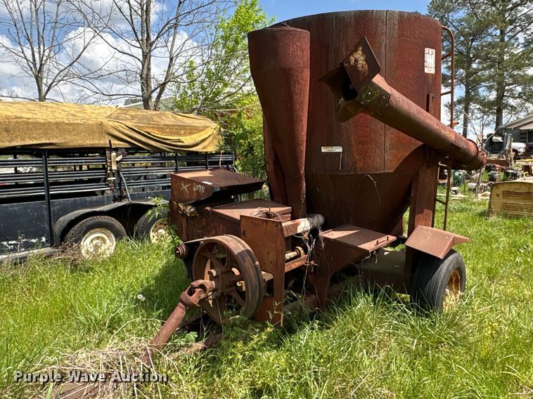 International 1150 grain cart - EF1061