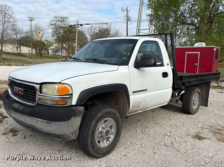 2001 GMC Sierra 2500HD flatbed pickup truck - EG6122