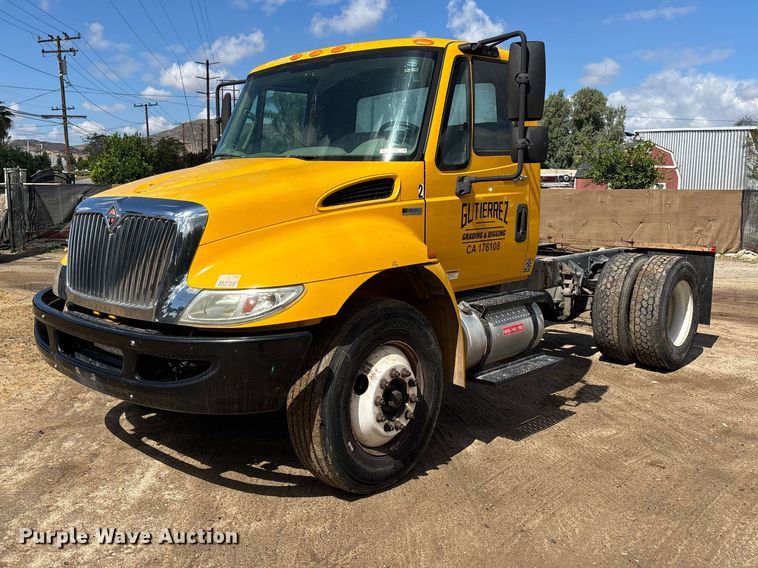 2013 International DuraStar 4300 truck cab and chassis - ER7529