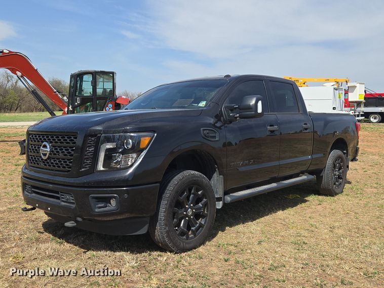 2018 Nissan Titan XD Crew Cab pickup truck - ET5230