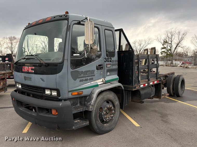 2002 GMC T6500 truck cab and chassis - FB8052