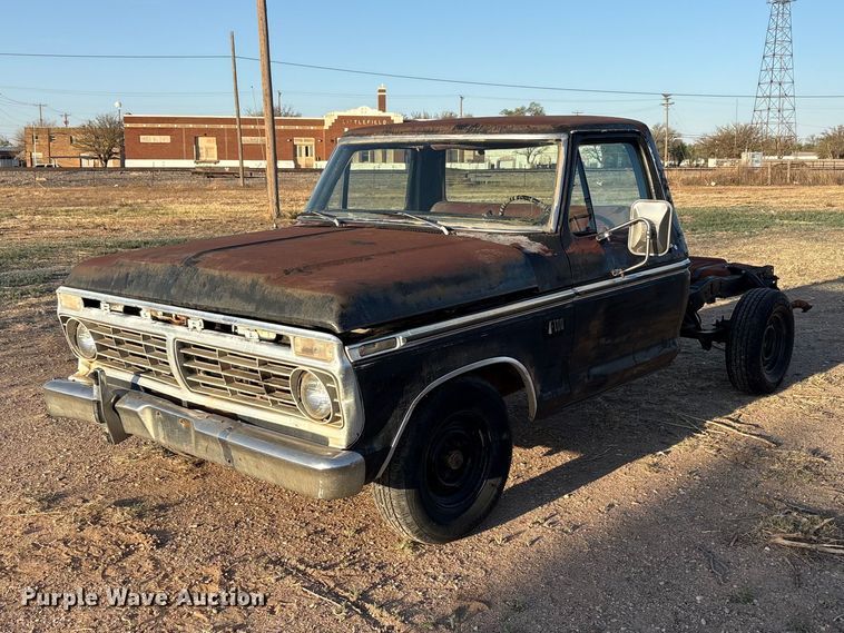 1975 Ford F100 pickup truck cab and chassis - FC2157
