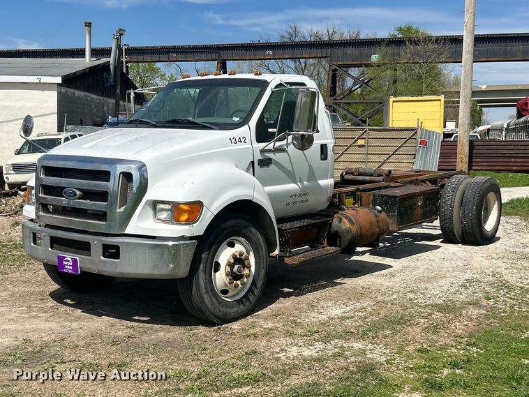 2005 Ford F750 Super Duty XL truck cab and chassis - FC5385