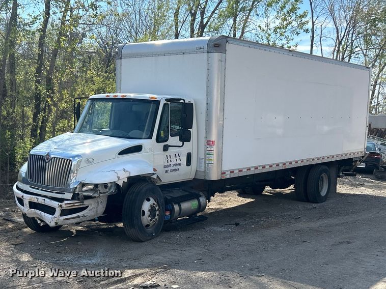 2017 International 4300 SBA box truck - FC5387