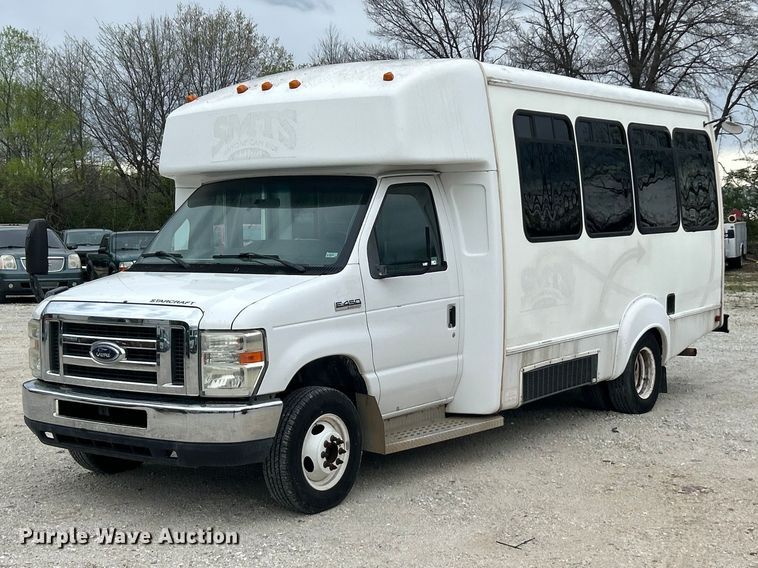 2009 Ford E450 Super Duty shuttle bus - FC5403