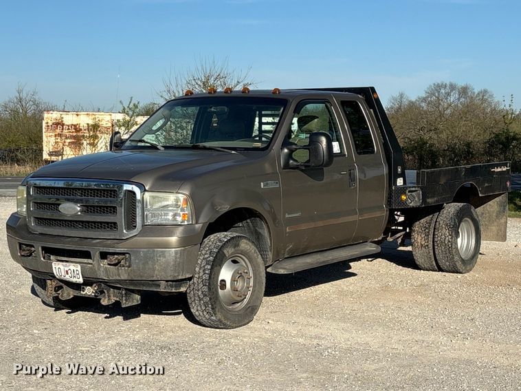 2005 Ford F350 Ext. Cab flatbed pickup truck - FG0232