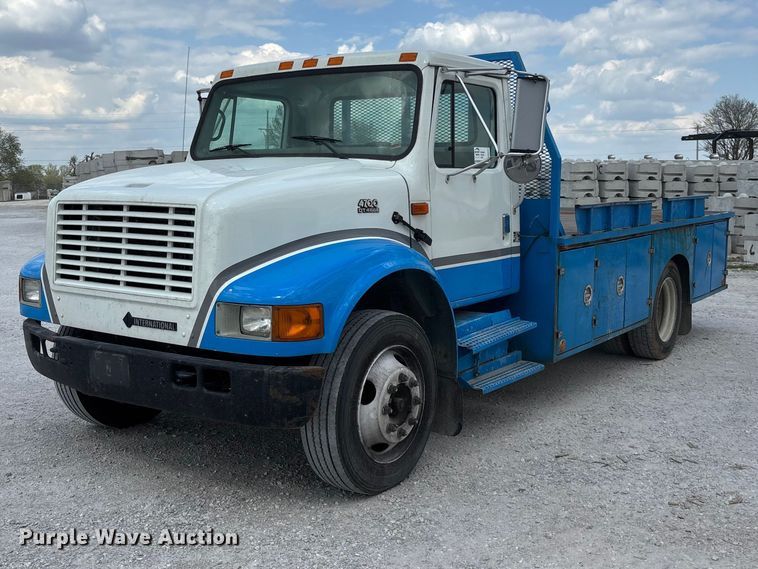 2002 International 4700 flatbed truck - FG0242