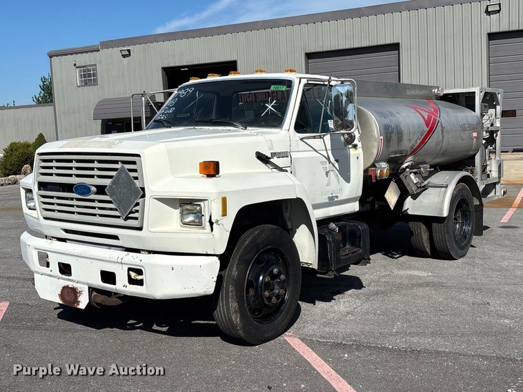1989 Ford F600 fuel truck - FG0291