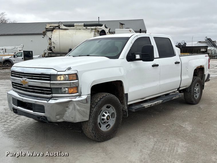 2016 Chevrolet Silverado 2500HD Crew Cab pickup truck - FG2826