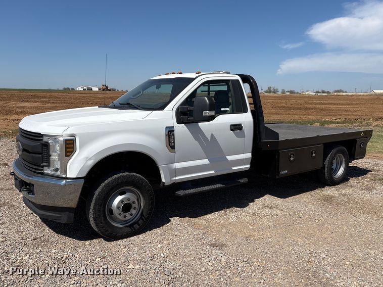 2019 Ford F350 Super Duty flatbed pickup truck - NK9105