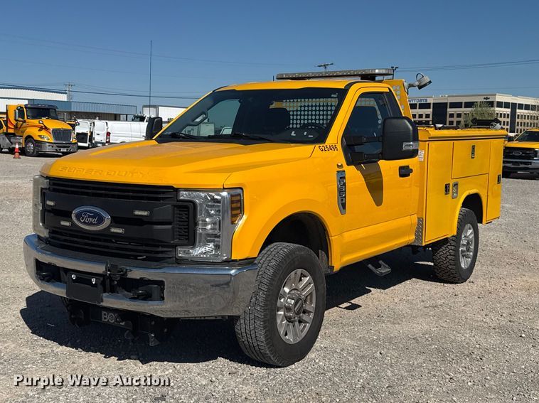 2019 Ford F350 Super Duty utility bed pickup truck - NK9167
