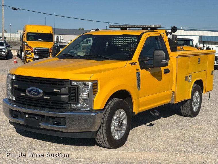 2019 Ford F350 Super Duty utility bed pickup truck - NK9173