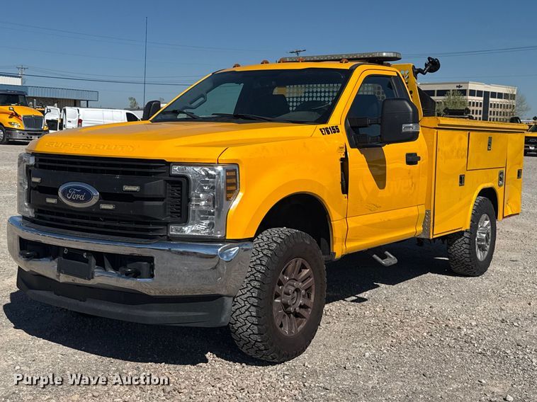 2019 Ford F350 Super Duty utility bed pickup truck - NK9175