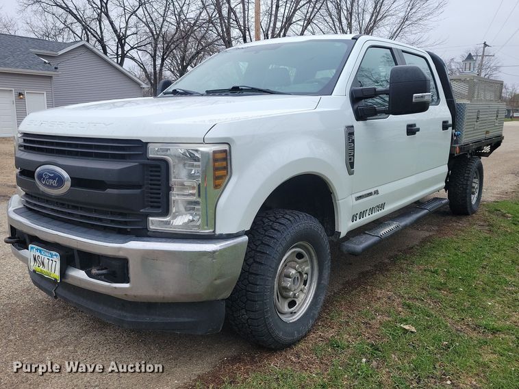 2018 Ford F250 Super Duty XL Crew Cab flatbed pickup truck - NK9968