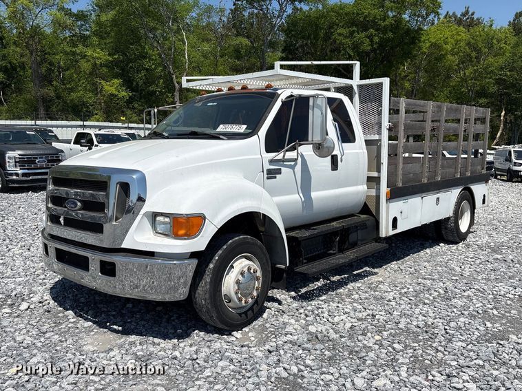 2006 Ford F650 Super Duty flatbed truck - YA2156