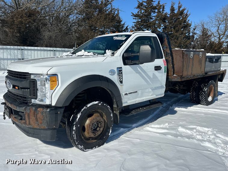 2017 Ford F550 Super Duty flatbed truck - YA2853