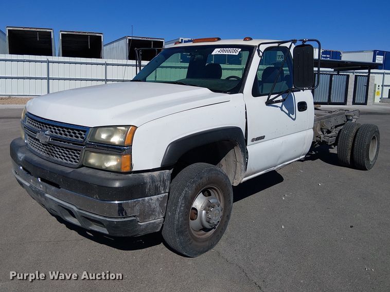 2005 Chevrolet Silverado 3500 pickup truck cab and chassis - YA3219