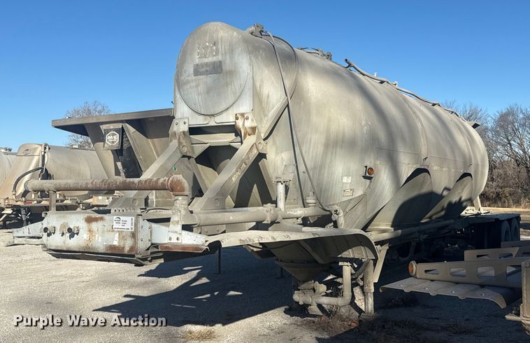 1983 The Heil Co. pneumatic dry bulk trailer - DQ4195