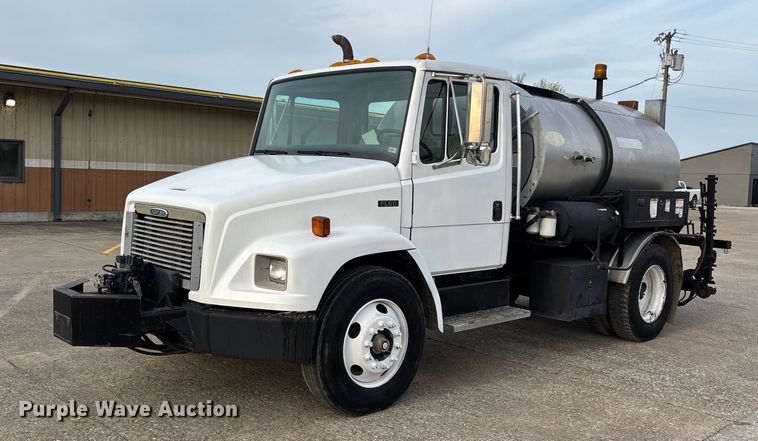 2002 Freightliner FL60 oil distributor truck - DT0132