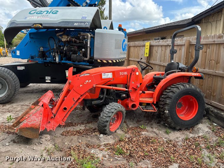 Kubota L3301D MFWD tractor - DU0457