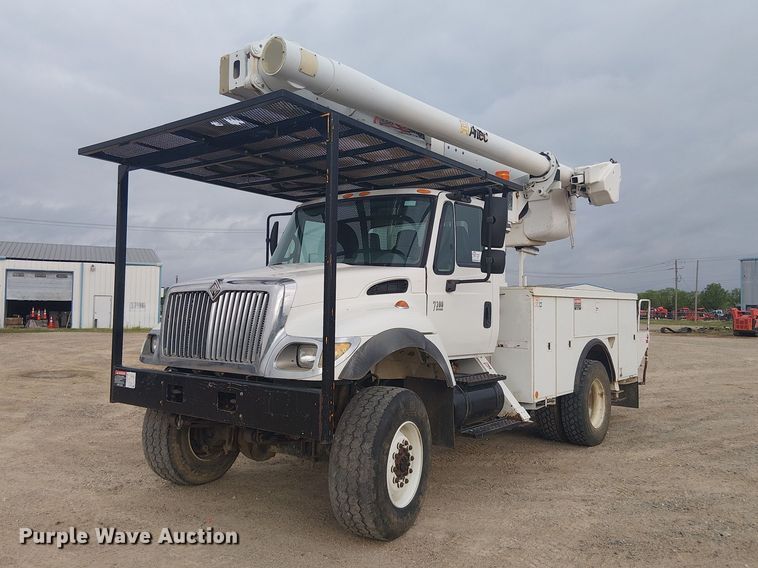 2005 International 7300 bucket truck - DU3113