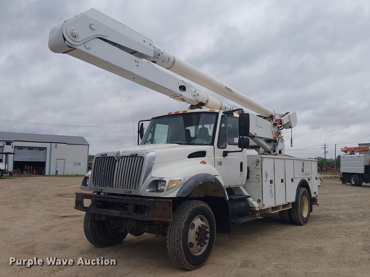 2007 International 7300 bucket truck - DU3114