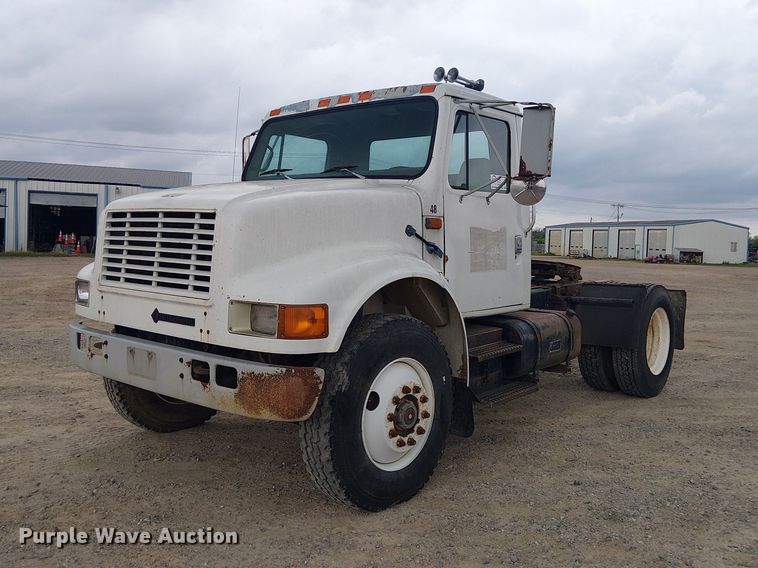 1993 International 4900 semi truck - DU3117