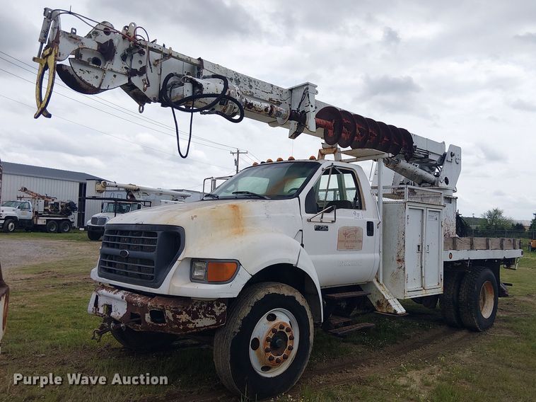 2000 Ford F750 digger derrick truck - DU3118
