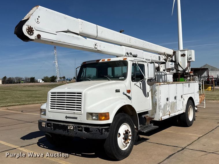 2000 International 4900 bucket truck - DZ5422