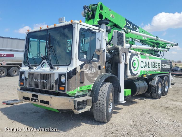 2007 Mack MR690S concrete pump truck - DZ7029