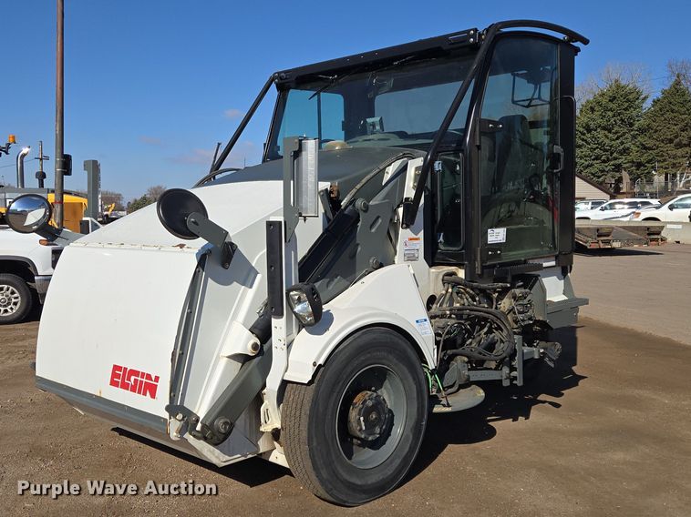 2013 Elgin Pelican street sweeper - EB1383
