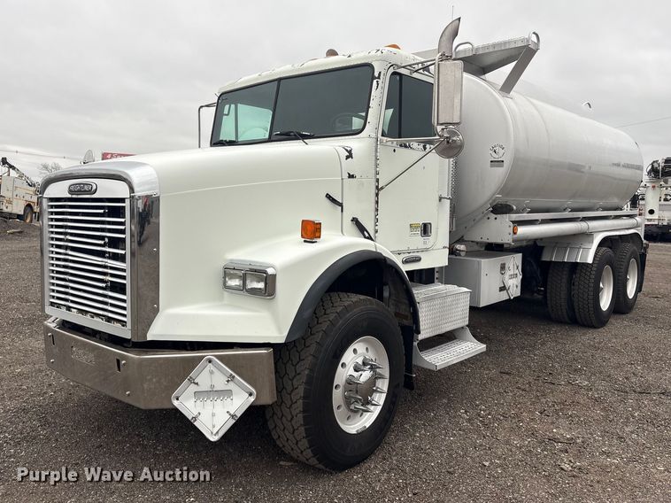 2003 Freightliner FLD112 tank truck - EG8919