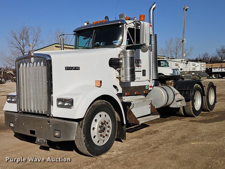 2000 Kenworth W900 semi truck - EO7017