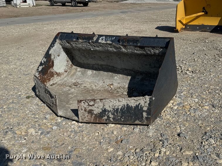 Skid steer concrete chute bucket - ET1948