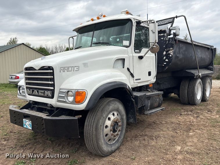 2004 Mack Granite dump truck - EV2890