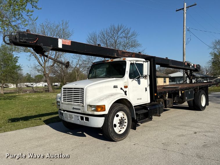 2001 International 4700 flatbed truck - EV7666