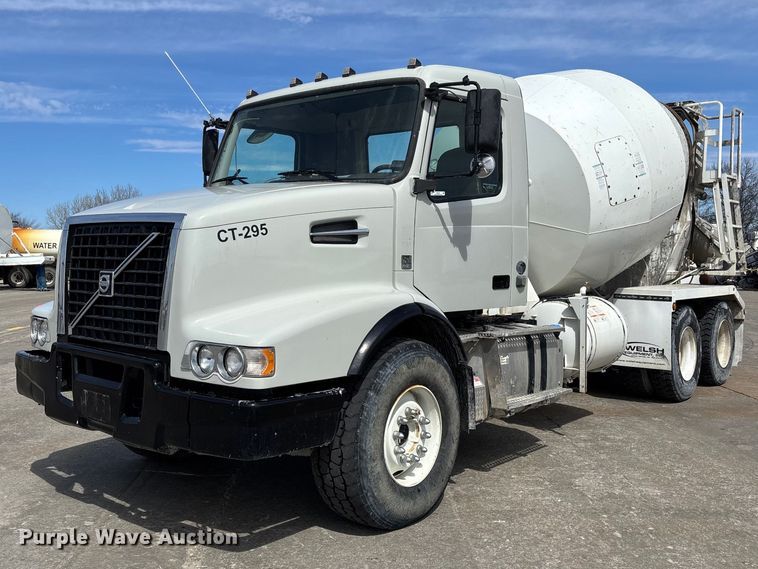 2014 Volvo VHD ready mix truck - FB3318