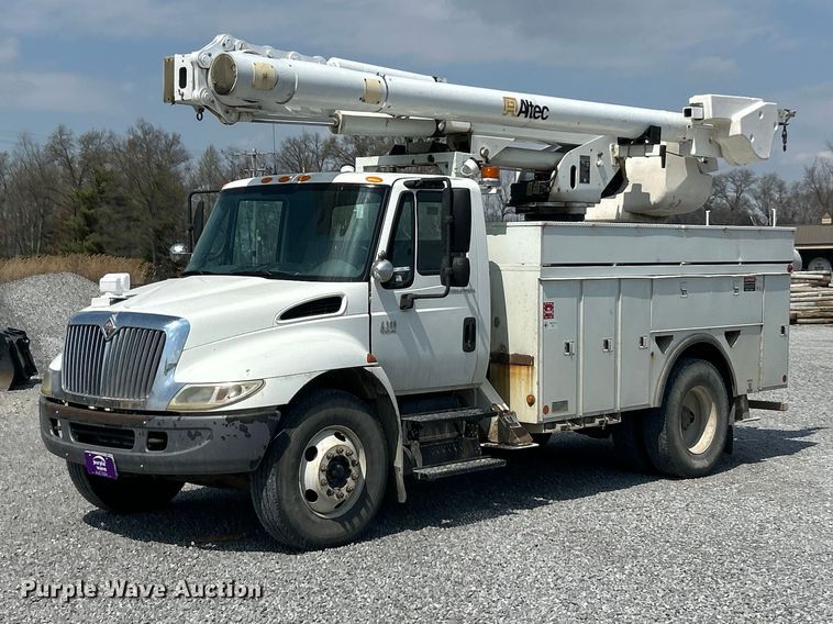 2005 International 4300 bucket truck - FC5309