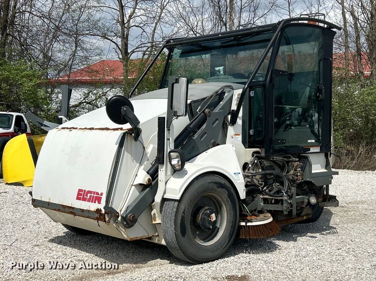 2011 Elgin Pelican NP street sweeper - FC5351