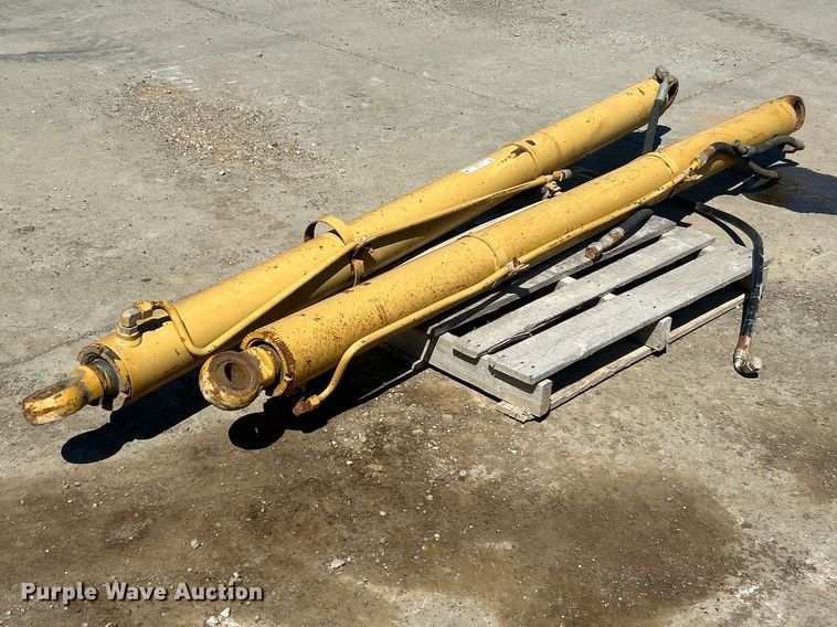 (2) dump bed lift cylinders  - FC5355