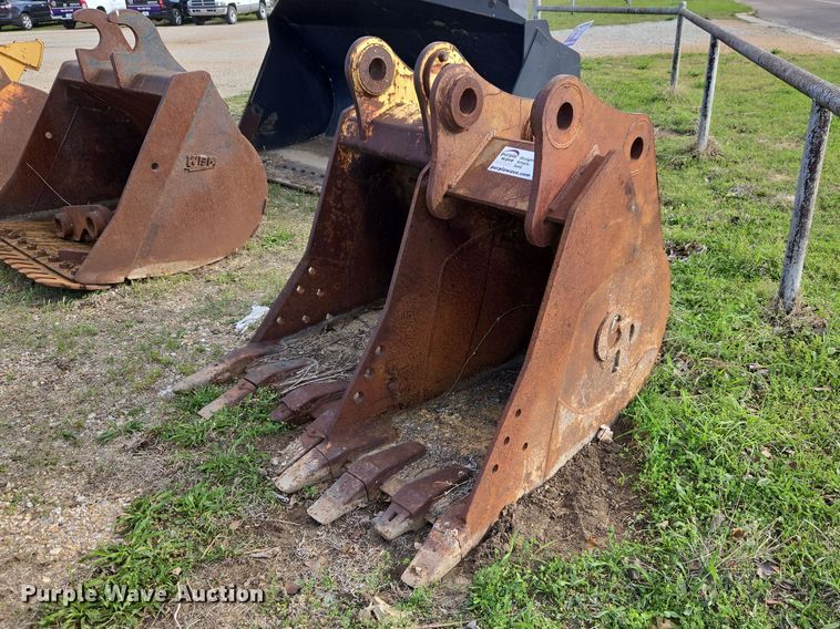 (2) excavator buckets - FH6511