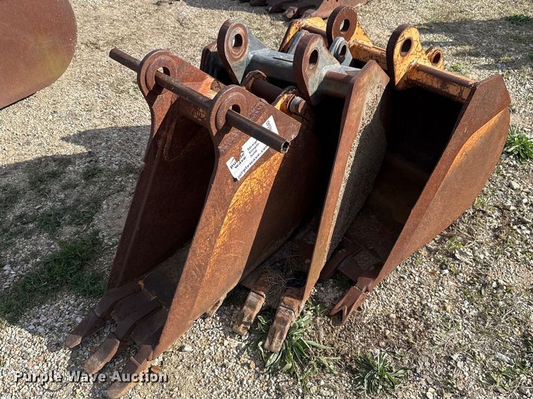 (3) backhoe buckets - FH6540